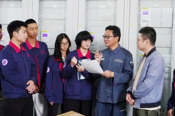 守护彩云之南的万家灯火 大国工匠李辉为机电学子点亮匠心梦