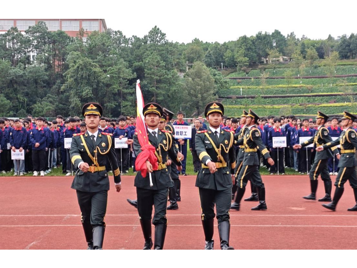 学校举行“庆国庆、强信念、育新人”升国旗仪式